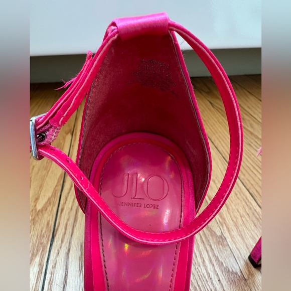 x REVOLVE Sunset Sandal in Lollipop
JLO Jennifer Lopez - Picture 5 of 11